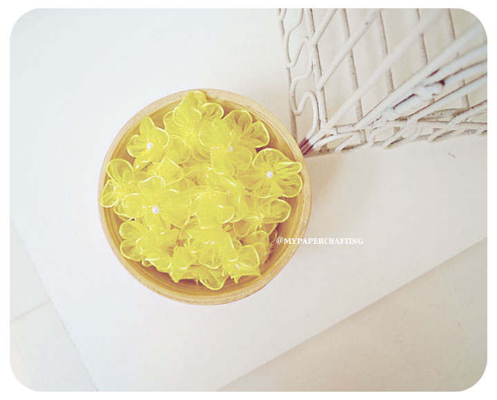 Organza Yellow Flower With Pearl Centered / Pack